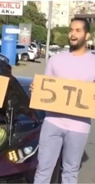 摆摊男网红吃瓜视频下载,揭秘瓜摊背后的故事